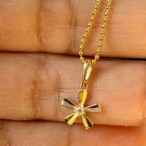 14k gold Marguerite flower pendant
